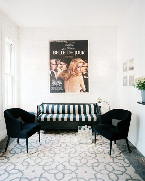 sala decorada com pôster