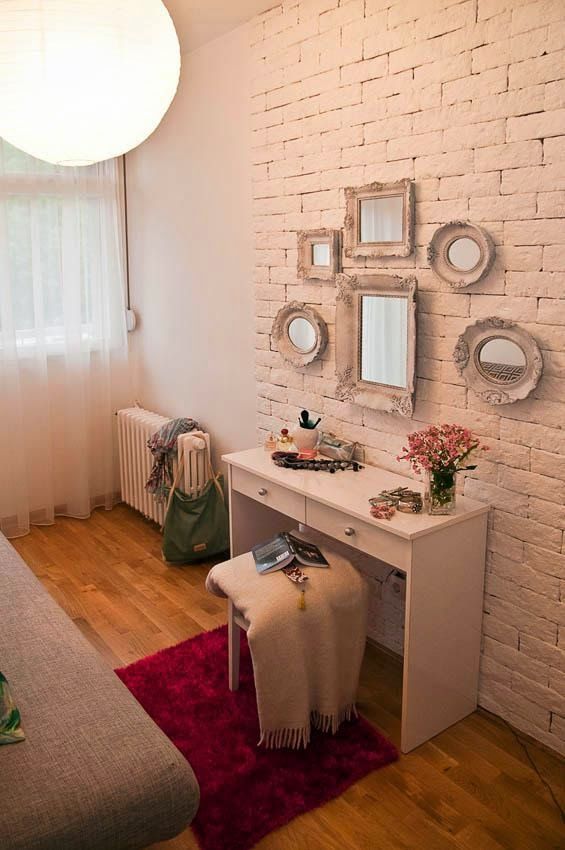 parede decorada com espelhos