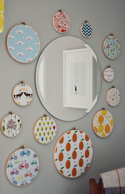 parede decorada com bastidores