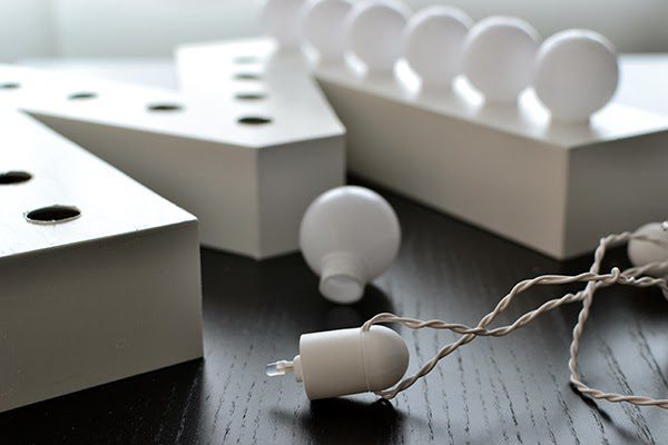 colocando guirnalda bombillas letra