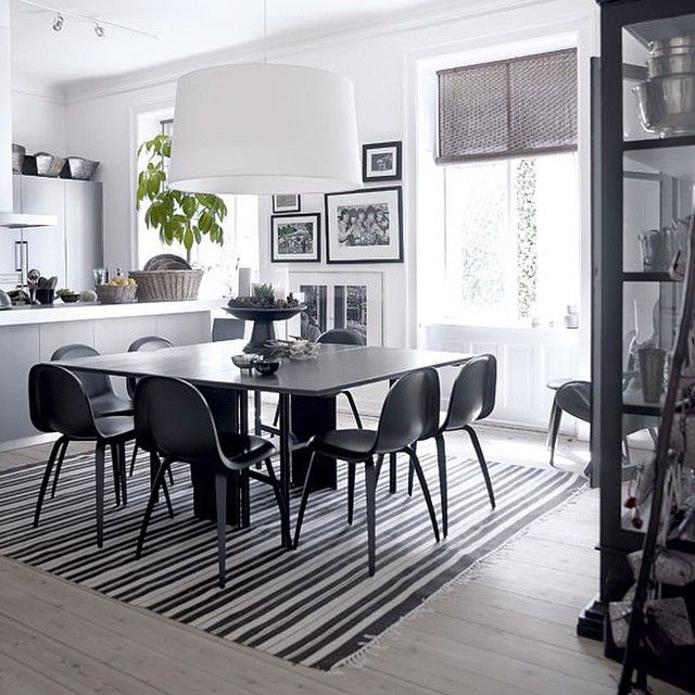 Sala de jantar com decoração em preto e branco