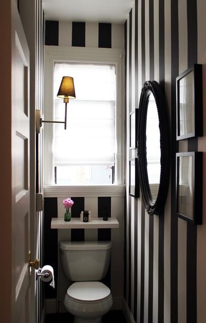 lavabo com papel de parede em preto e branco