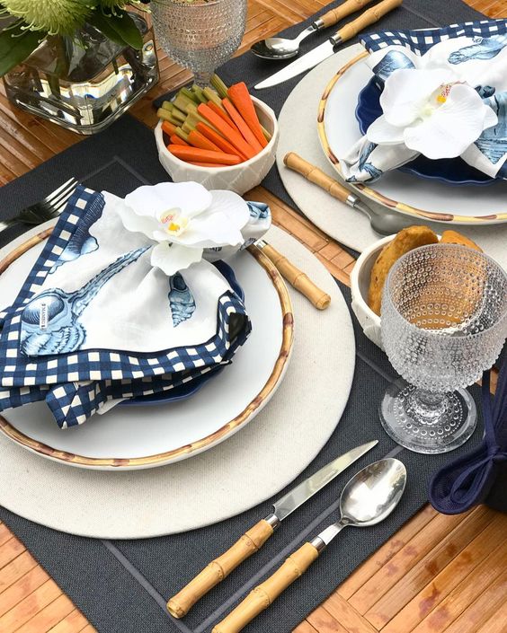 Mesa posta com talher de bambu