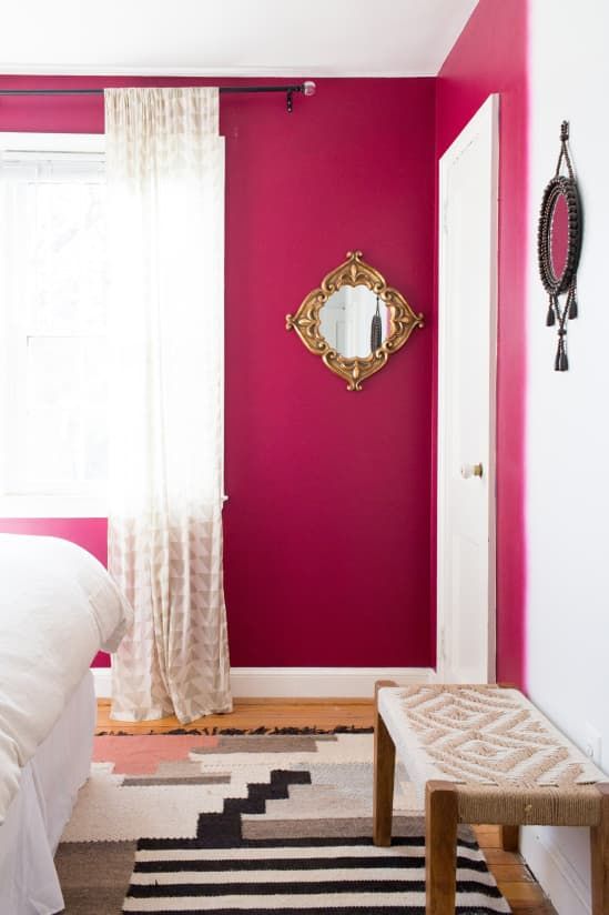 cor magenta na parede do quarto