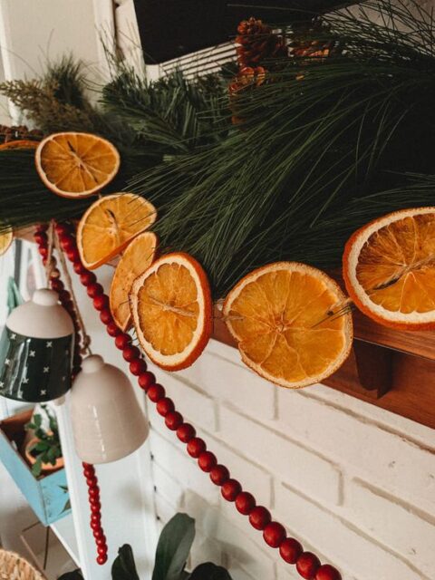 Decoração de natal com guirlanda de laranja seca