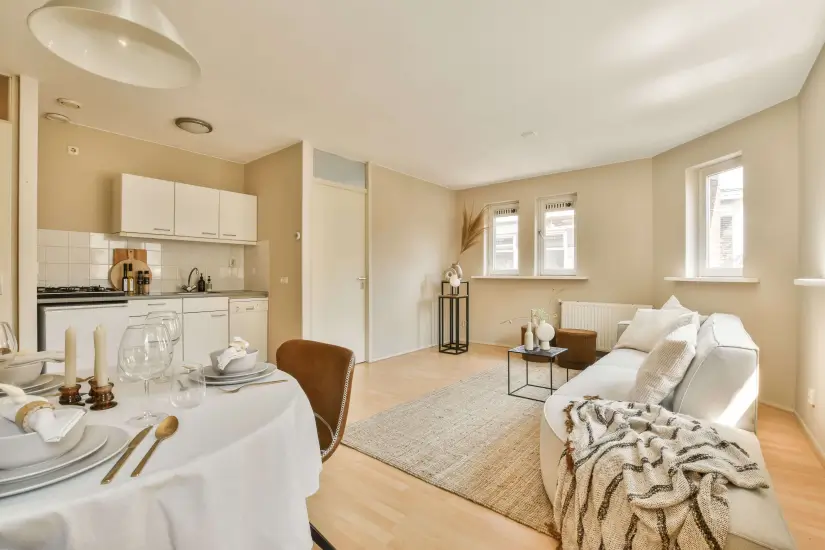 a-living-room-with-a-couch-and-a-dining-table-Sala-e-cozinha-integradas
