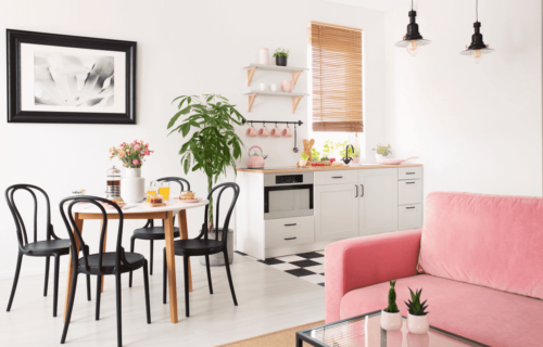 sala e cozinha integradas -pink-sofa-in-white-apartment-interior-