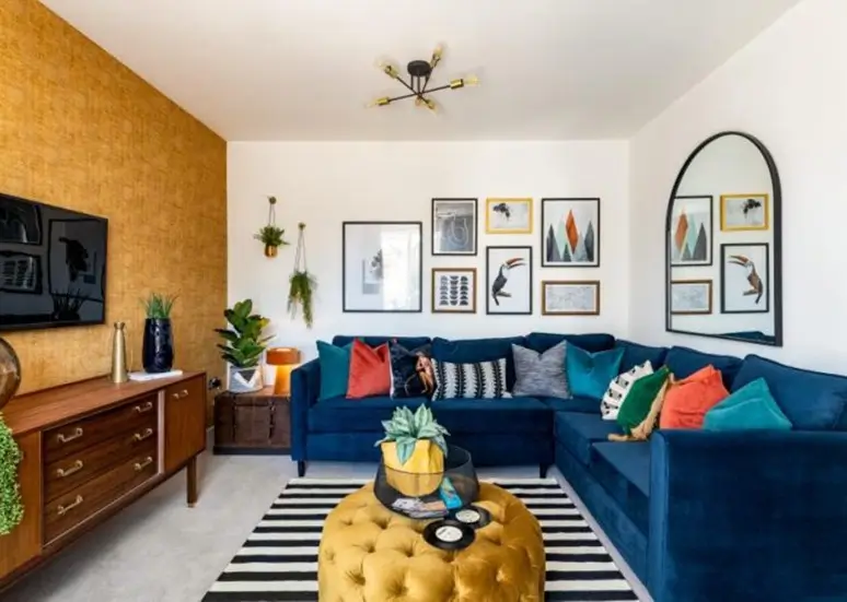 sala com sofá azul e tons de ouro