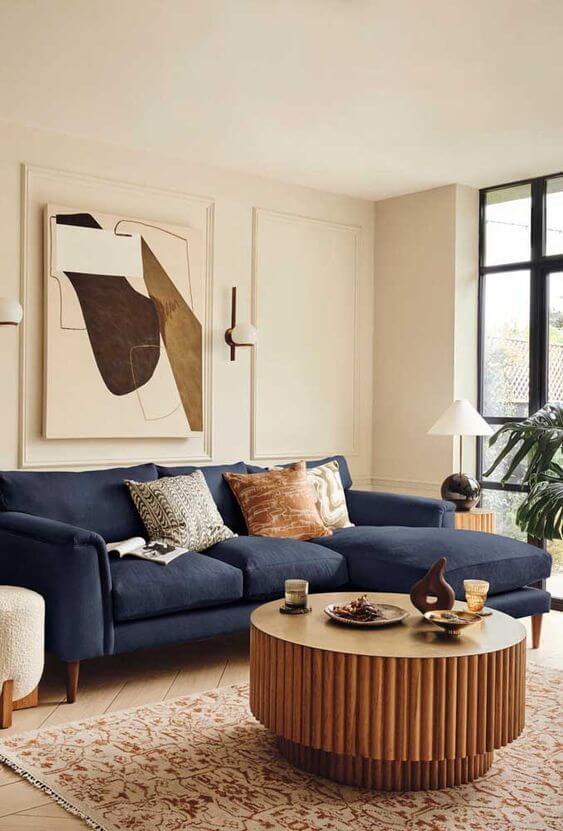 sala com sofá azul e paredes brancas