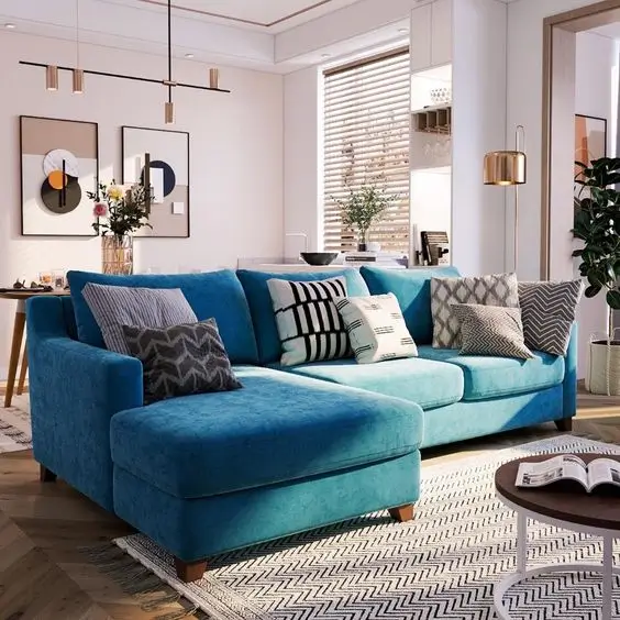 sala com sofá azul e almofadas com estampas geométicas