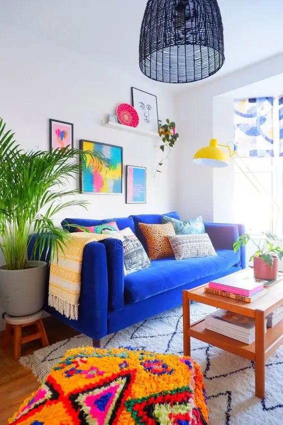 sofa-azul-e-puff-coloido