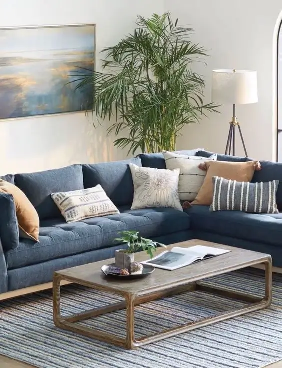 sala com sofá azul e toques de cinza