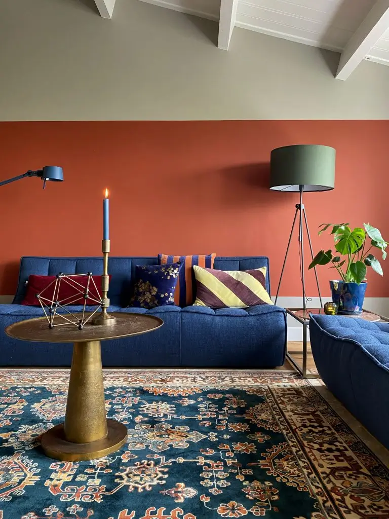 sofa-azul-parede-coral