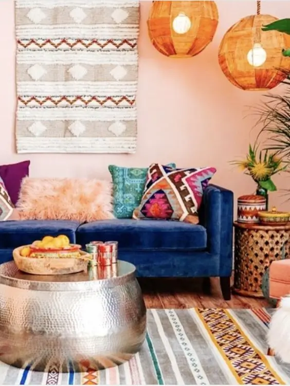 sala com sofá azul e parede pessêgo