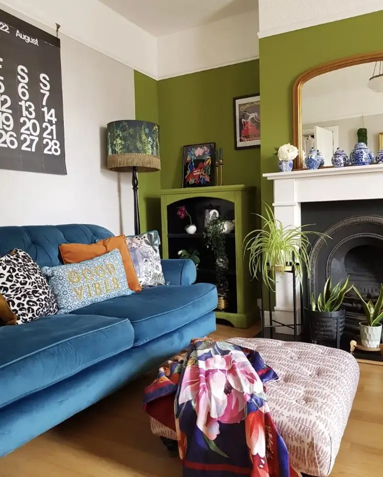 sofa-azul-parede-verde-oliva