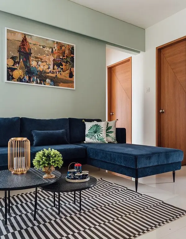 sofa-azul-tapete-de-listras