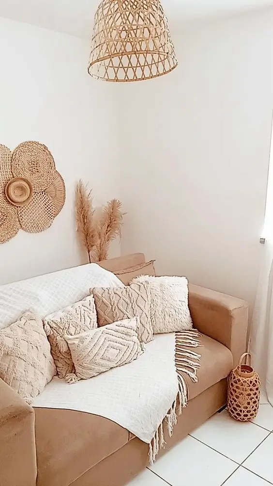 sofá bege com manta para sofá branco