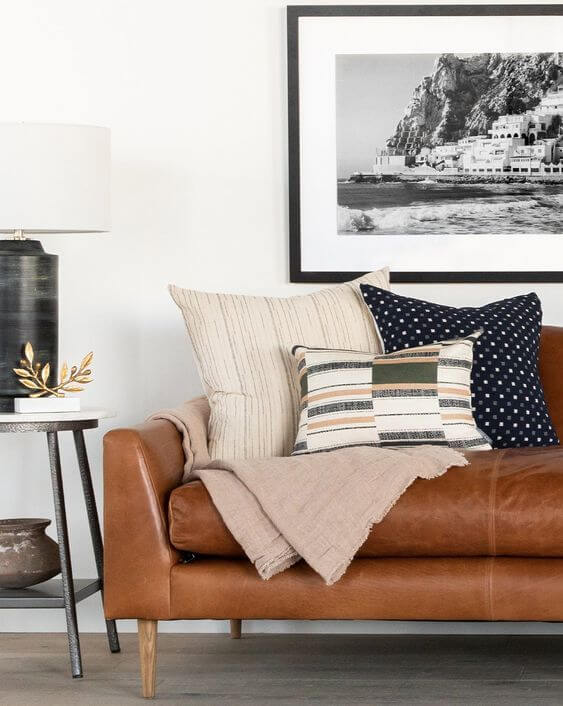 sofá de couro com decoração com manta