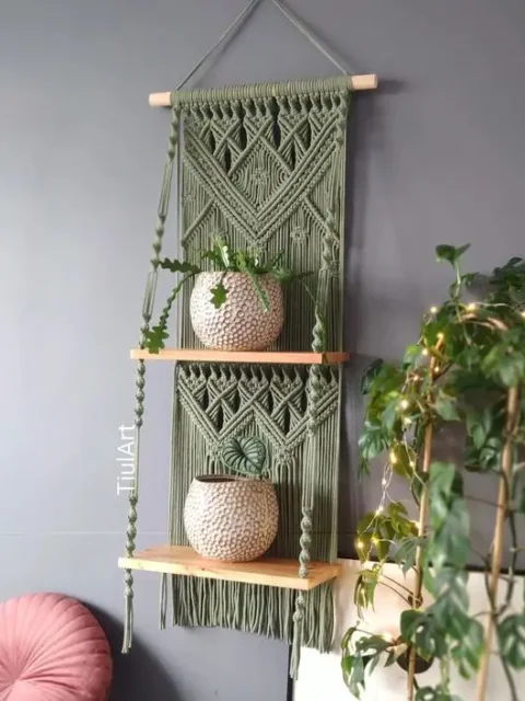 estante decorativa feita em macramê